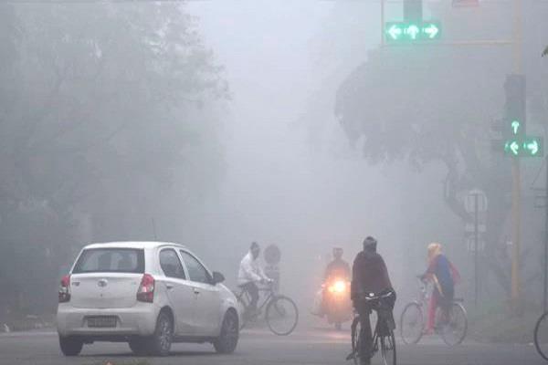 Weather update : दिल्ली-NCR में ठंड के साथ कोहरे की मार, 60 विमान किए डायवर्ट, ट्रेनों भी अटकीं, पहाड़ों पर हो सकती है बर्फबारी  