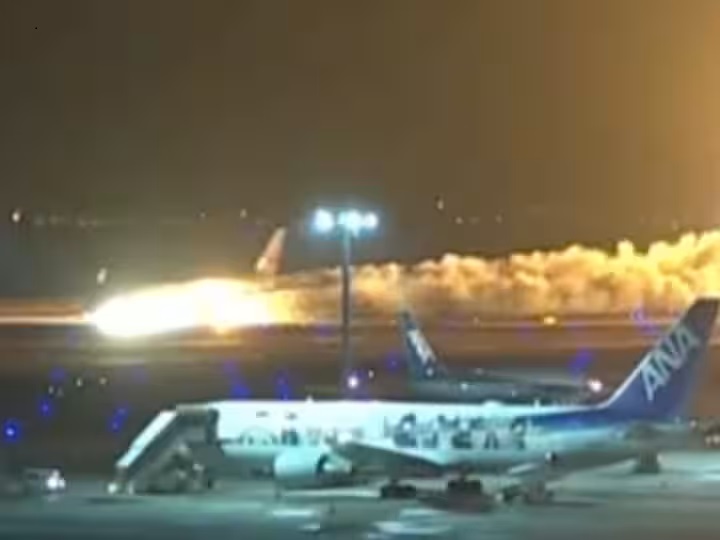 Japan Airlines flames on Runway: जापान में प्लेन में लगी आग, टोकियो एयरपोर्ट पर हुआ हादसा, क्‍या दूसरे विमान से टकरा गई फ्लाइट  